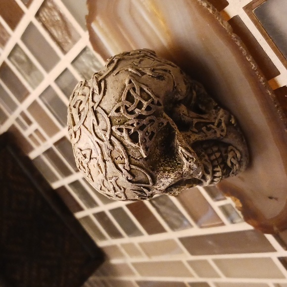 Resin Red Eye Skull-$5 add on - Picture 4 of 6